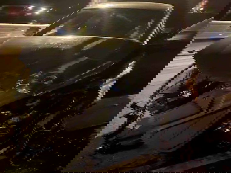 Ronccsá tört egy autó az élesdi elkerülőn, miután többször felborult | VIDEÓ