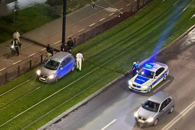 Újabb autó hajtott a villamossínek közötti zöldterületre a Ghillányi úton