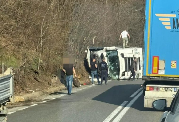 Felborult egy teherautó Kolozs megyében, a sofőr megúszta könnyebb sérülésekkel