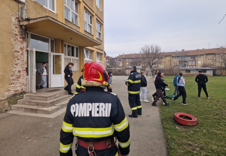 Negyvenkilenc év telt el az 1977-es földrengés óta: a tűzoltók emlékeztetnek az életmentő szabályokra