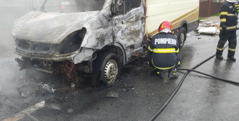 Rövidzárlat miatt gyulladhatott ki a 76-os országúton egy jármű