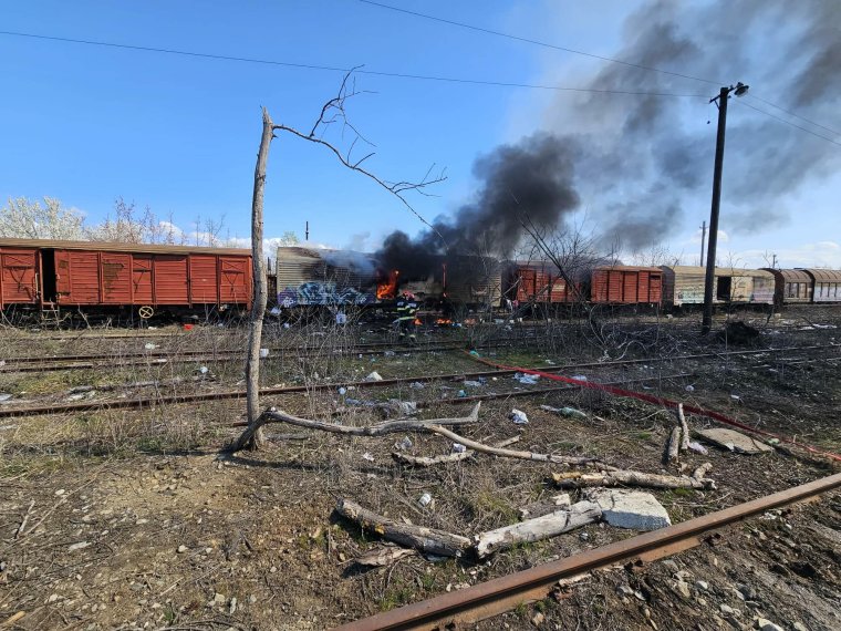 Tűz egy használaton kívüli vasúti kocsiban a nagyvárad-velencei pályaudvar környékén