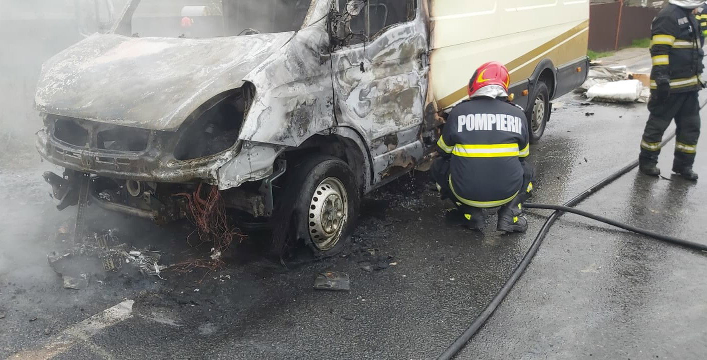 Rövidzárlat miatt gyulladhatott ki a 76-os országúton egy jármű