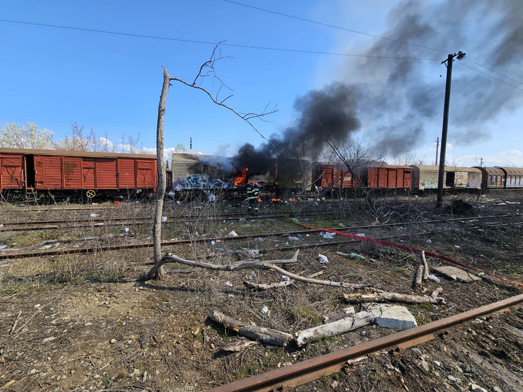 Tűz egy használaton kívüli vasúti kocsiban a váradvelencei pályaudvar környékén | FRISSÍTÉS: a lángokat eloltották