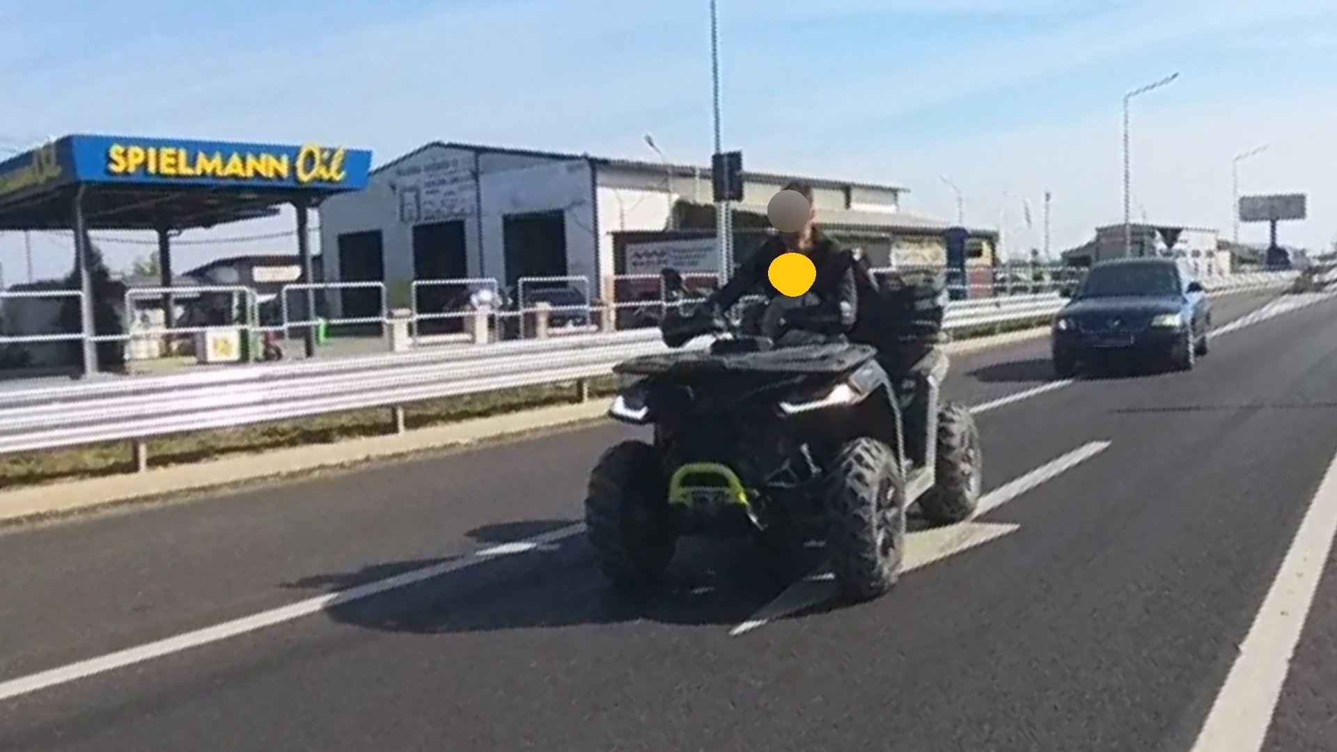 Kisgyerekkel az ölében vezetett egy ATV-t egy férfi Fugyivásárhelynél