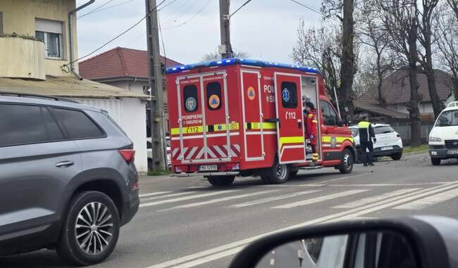 Fának csapódott egy autó a Kolozsvári úton, egy személy megsérült