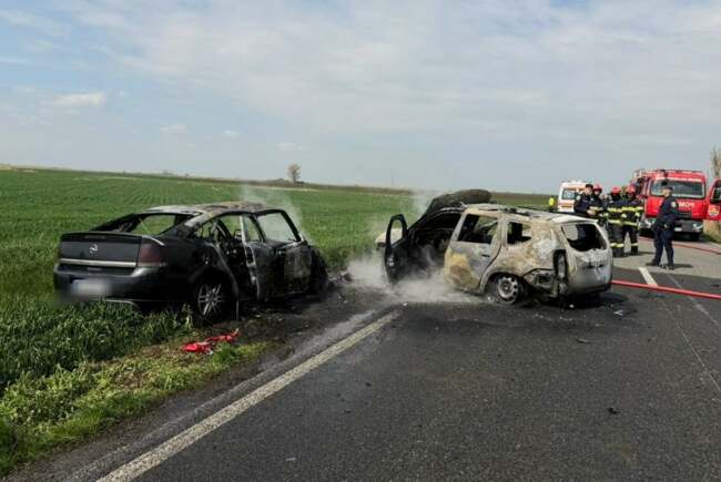 Súlyos baleset történt, egy autó ki is gyulladt | VIDEÓ