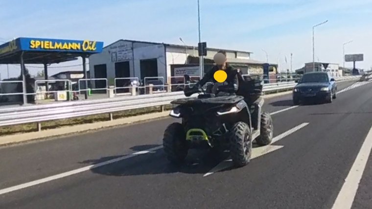 Kisgyerekkel az ölében vezetett egy ATV-t egy férfi Fugyivásárhelynél