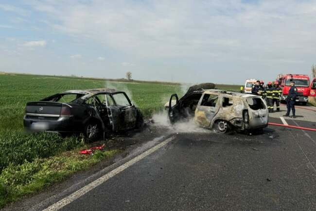 Súlyos baleset történt, egy autó ki is gyulladt | VIDEÓ