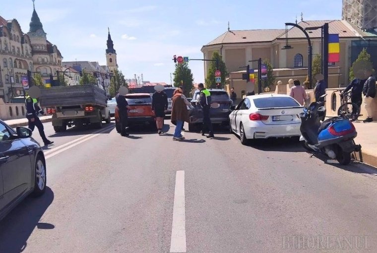 Négy autó és egy kismotor ütközött a Szent László hídon