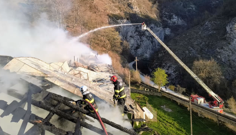 Három megye tűzoltói vonultak ki a feltámadás éjszakáján kigyulladt kolostorhoz | VIDEÓ