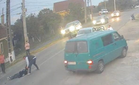 Videón a biharszentandrási baleset: megpróbálták levenni a súlyosan sérült motoros lány sisakját