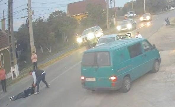 Videón a biharszentandrási baleset: megpróbálták levenni a súlyosan sérült motoros lány sisakját