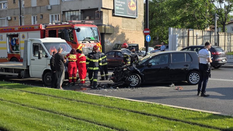 Frontálisan ütközött két gépjármű a Ghillányi úton