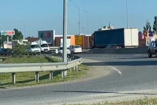 Forgalommal szemben hajtott egy sofőr a váradi körgyűrűn│VIDEÓ