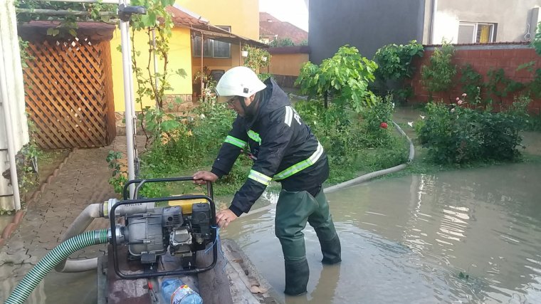 Vihar pusztított Bihar megyében: Belényesben fát döntött ki a szél, Székelyhídon házat öntött el az esővíz