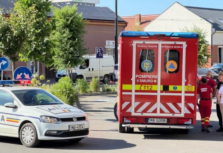 Két rollerező tinédzsert sodort el egy autós Váradon