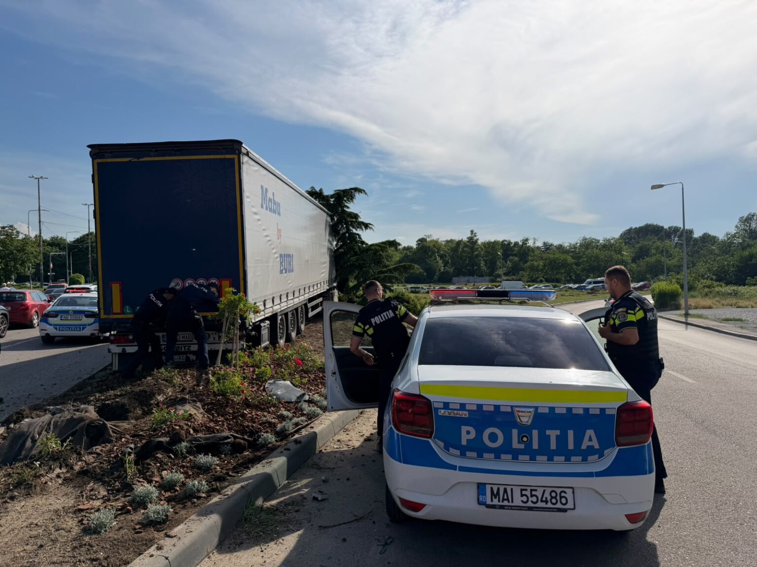 Több autót és egy buszt is letarolt egy váradi kamionsofőr Konstancán | VIDEÓ