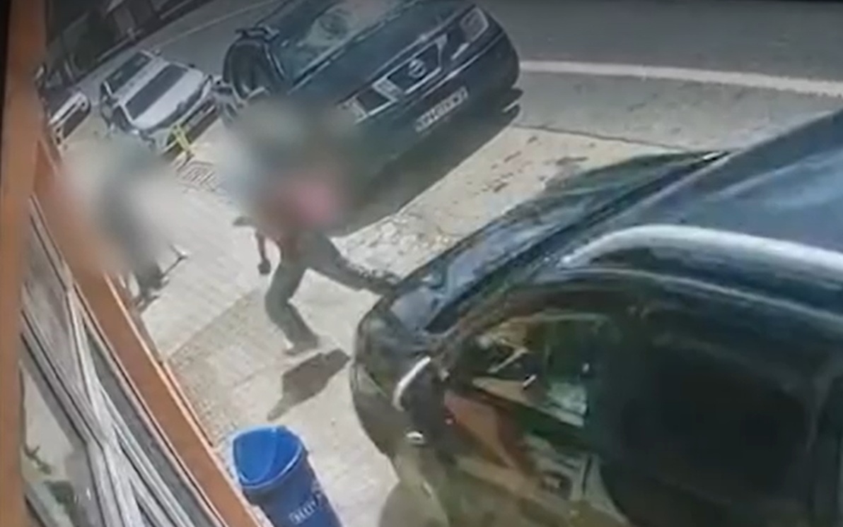 Élet-halál között van egy 12 éves lány, akit a járdán gázolt el egy autó