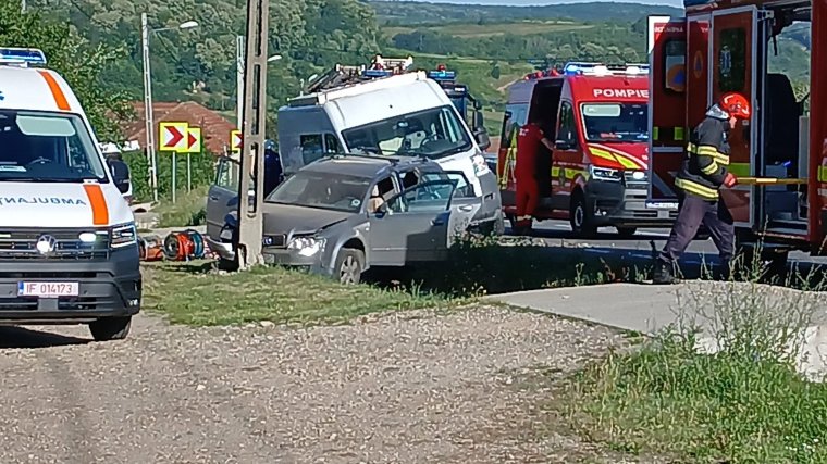 Súlyos baleset Almamezőn: négy sérült, villanyoszlopnak csapódott az egyik jármű