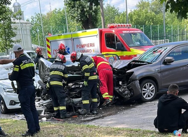 Súlyos baleset történt a Kolozsvári úton, egy személy a roncsok közé szorult