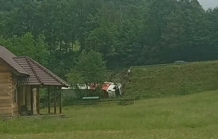 Leborult az útról egy teherautó Körösfeketetónál, a váradi sofőr sértetlenül megúszta a balestet