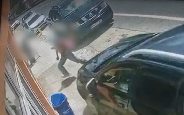 Élet-halál között van egy 12 éves lány, akit a járdán gázolt el egy autó