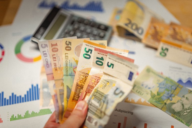 Több mint 2,1 millió lejes sikkasztás gyanúja miatt tartott házkutatásokat a Bihar megyei rendőrség