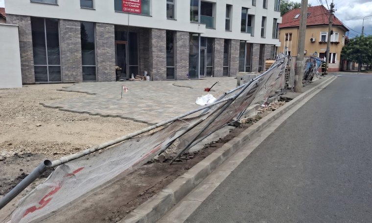 Egy nő megsérült és egy autó megrongálódott a vasárnapi szélviharban Nagyváradon