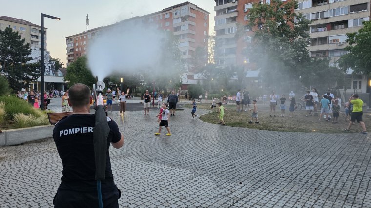 Hűsítő meglepetés: vízpermettel enyhítették a hőséget Váradon a tűzoltók | VIDEÓ