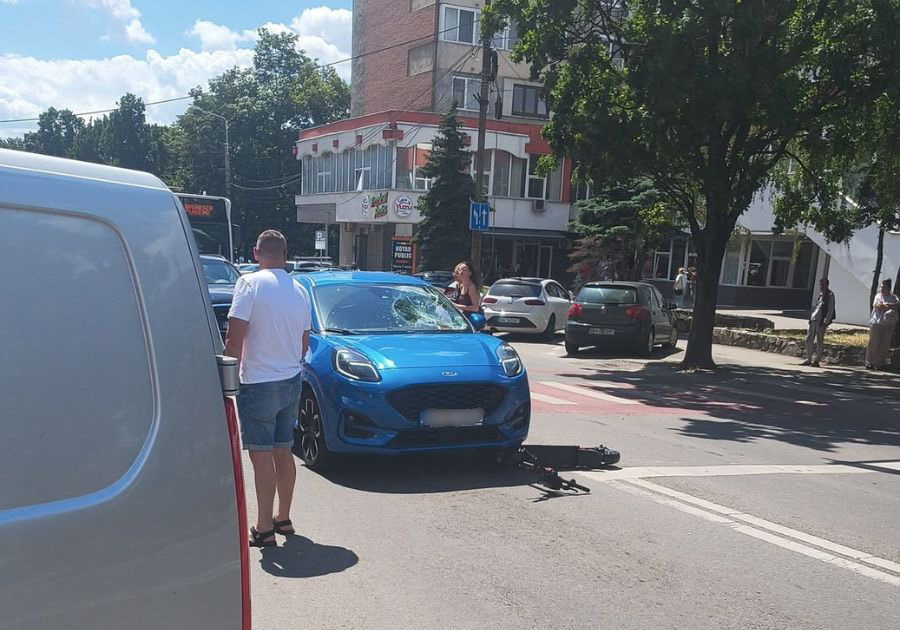 Elgázoltak egy fiatal rollerest Váradon, fejsérülések gyanújával kórházba szállították