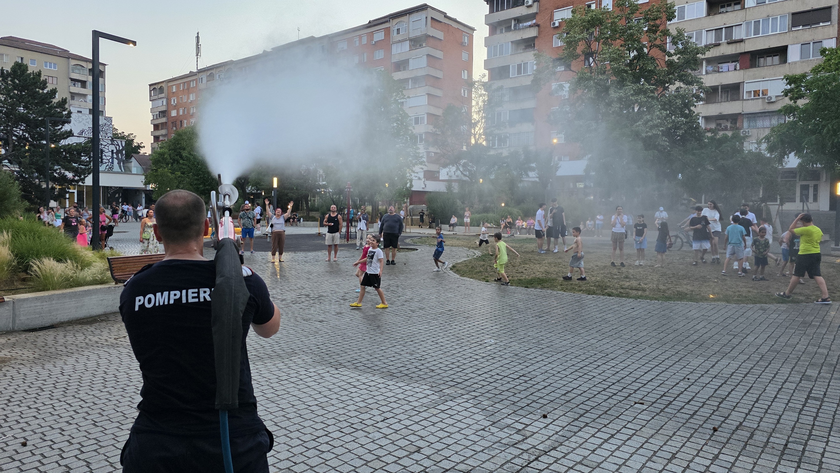 Hűsítő meglepetés: vízpermettel enyhítették a hőséget Váradon a tűzoltók | VIDEÓ