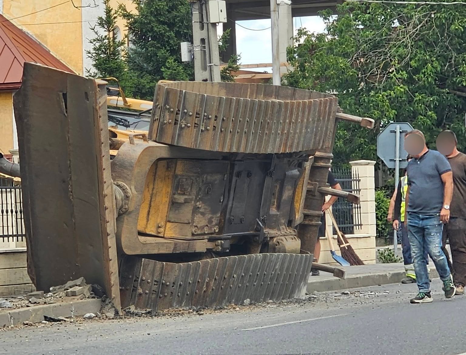 Egy buszmegálló közelében borult a járdára egy többtonnás munkagép Váradszentmártonban