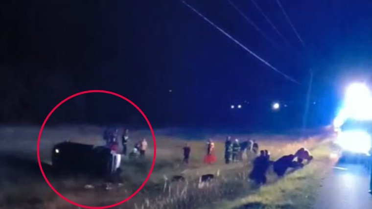 Felborult egy autó vasárnap este Rév közelében, négy fiatalt vittek kórházba
