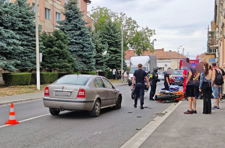 Motor és autó ütközött Nagyváradon, a tűzoltóság előtt