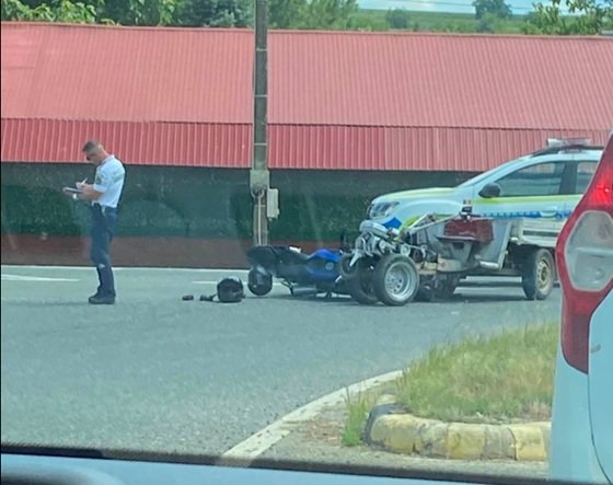 Utánfutós kerti traktorral ütközött össze egy motorkerékpár Bihardiószegnél