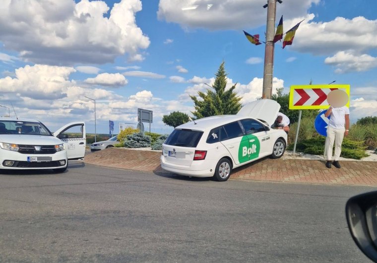 Körforgalomra hajtott egy Bolt-taxi Szentandrásnál