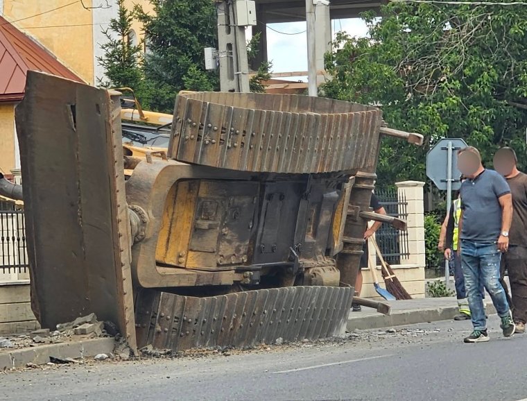 Egy buszmegálló közelében borult a járdára egy többtonnás munkagép Váradszentmártonban
