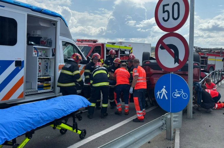 Felborult egy személyautó Félixfürdőnél
