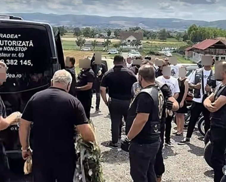 Százak búcsúztatták a tragikus motorbalesetben elhunyt nagyváradi házaspárt