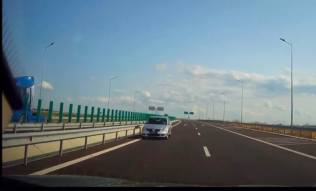 Döbbenetes manőver az autópályán: a szembesávban hajtott egy 77 éves sofőr | VIDEÓ