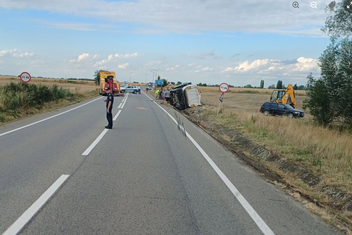 Közúti baleset Éradony térségében, árokba borult egy teherautó