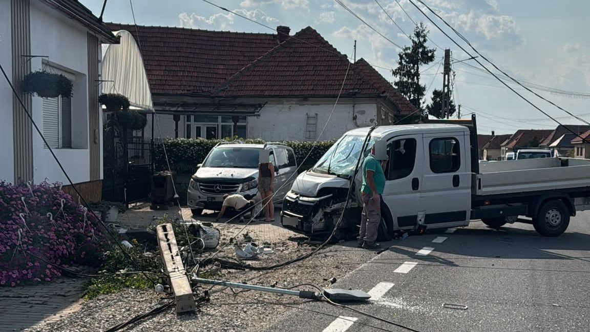 Villanyoszlopnak hajtott egy furgon, teljesen leállt a forgalom Örvéndnél
