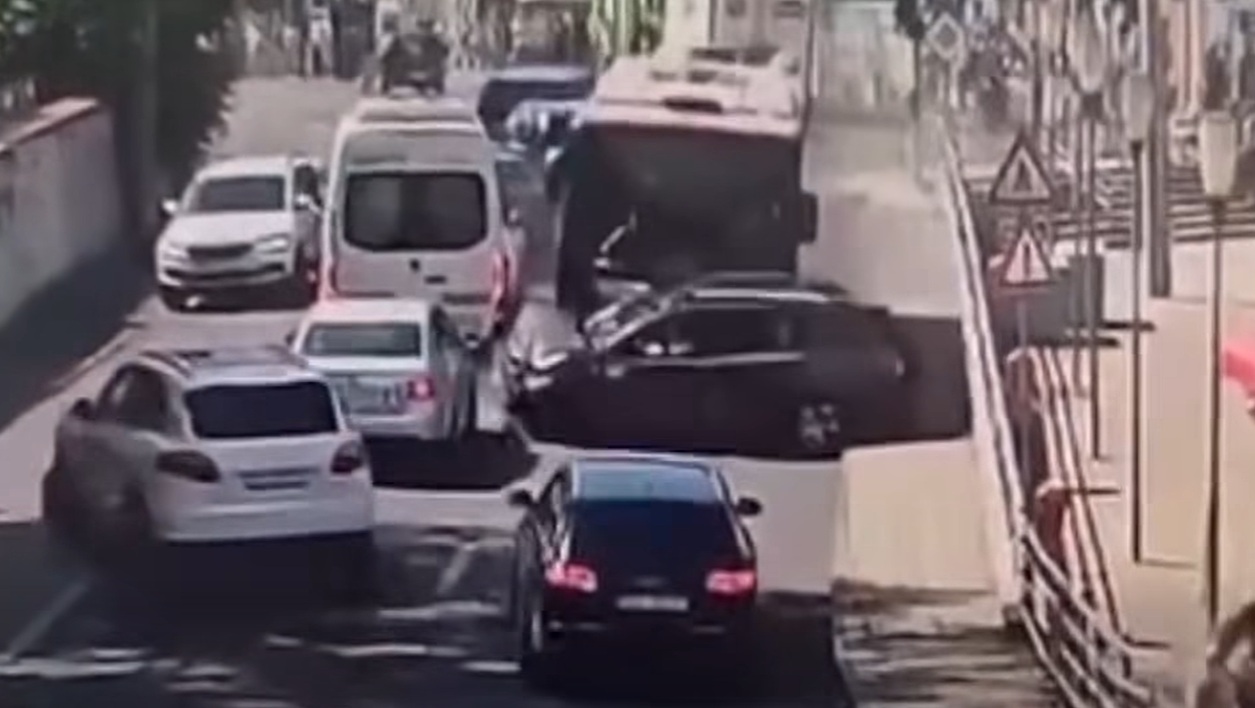 Elképesztő videó: részeg volt a buszsofőr, tizenkét autót tarolt le Medgyesen
