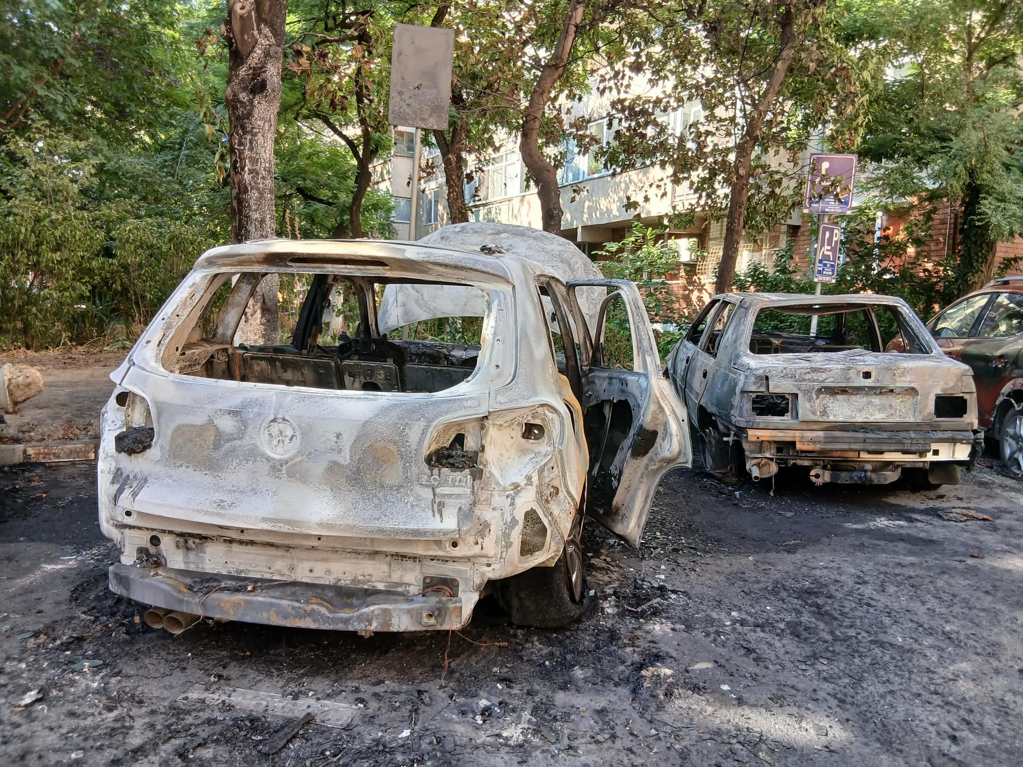 Több autó kiégett egy nagyváradi parkolóban a Corneliu Coposu utcán | FOTÓK és VIDEÓK