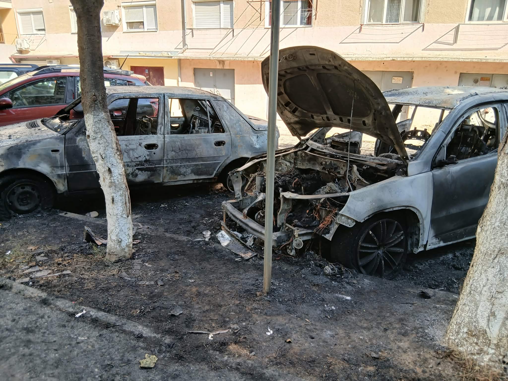 Segítséget kérnek a károsultak: kamerafelvételeket várnak a nagyváradi autótűz kapcsán