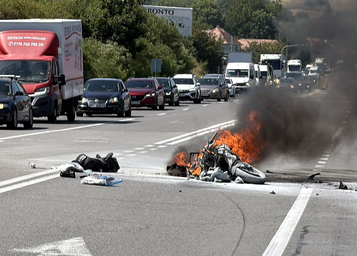 Megrázó videófelvétel a Kolozs megyei halálos motorbalesetről: kamionnak csapódott egy 36 éves férfi