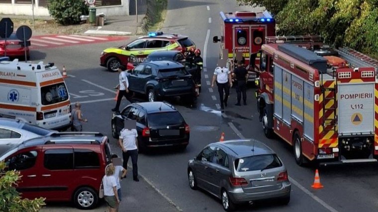 Két autó ütközött Nagyváradon, két személy megsérült