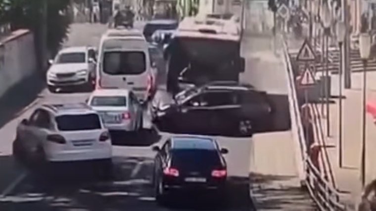 Elképesztő videó: részeg volt a buszsofőr, tizenkét autót tarolt le Medgyesen