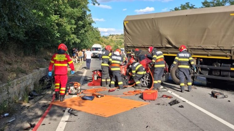 Személygépkocsik ütköztek egy katonai teherautóval, többen meghaltak, egy gyerek is van az áldozatok között